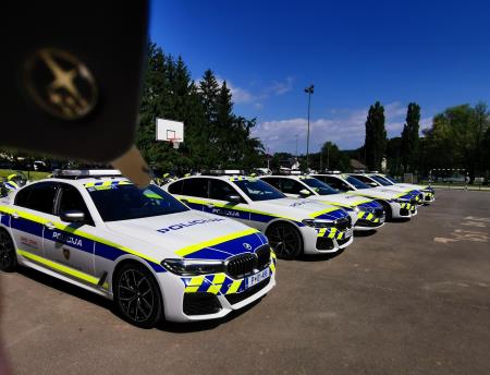 Vozila slovenske policije in igrišču OŠ Škofljica